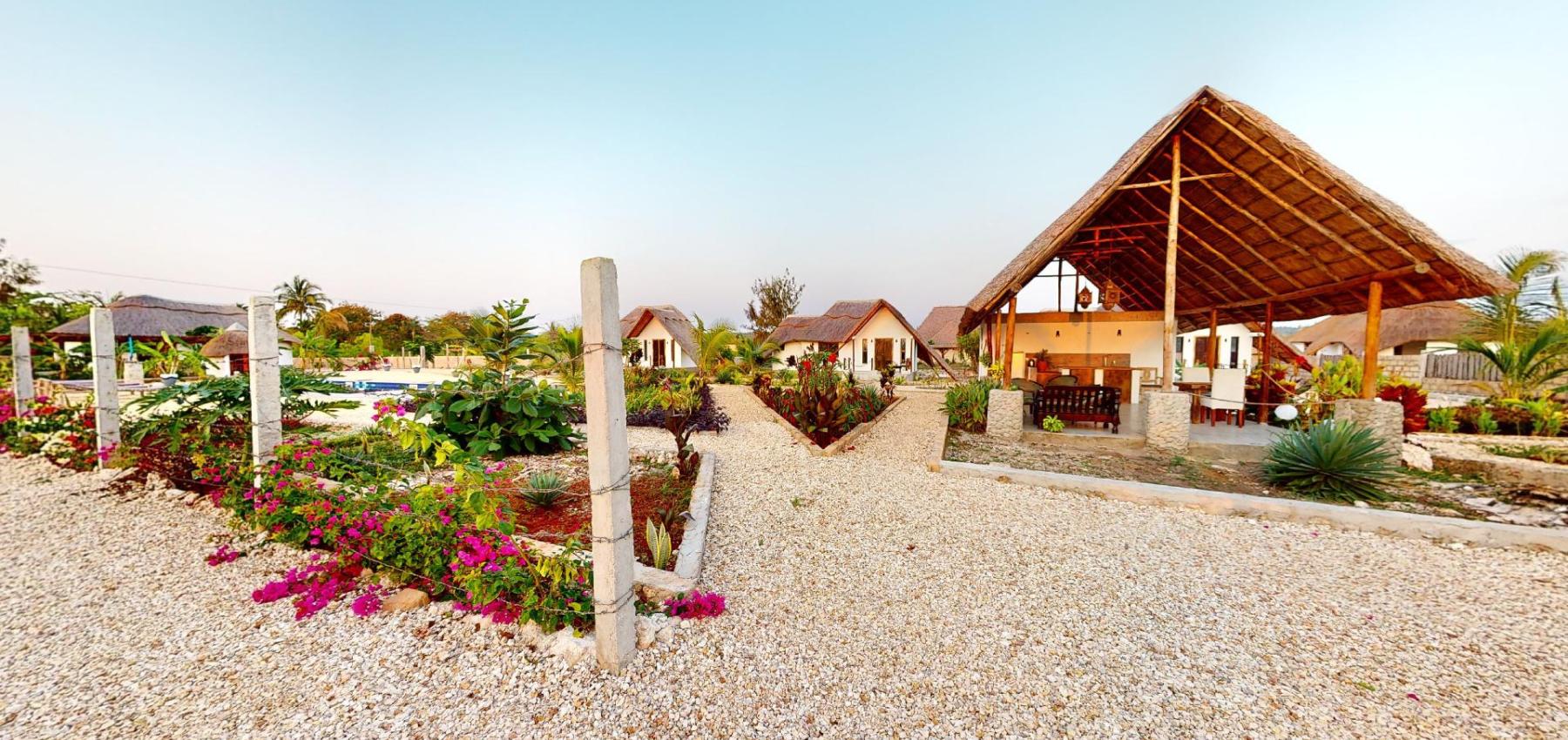 Zaria resort Zanzibar - dovolenkový prenájom bungalovu s dvomi spálňami a záhradou pre 2 páry D11