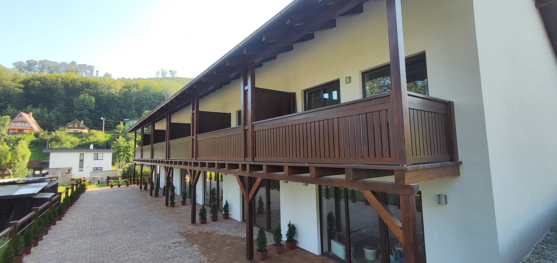 Luxusná novostavba šiestich rodinných domov v radovej zástavbe Domaša-Valkov s výhľadom na vodu, uprostred prírody