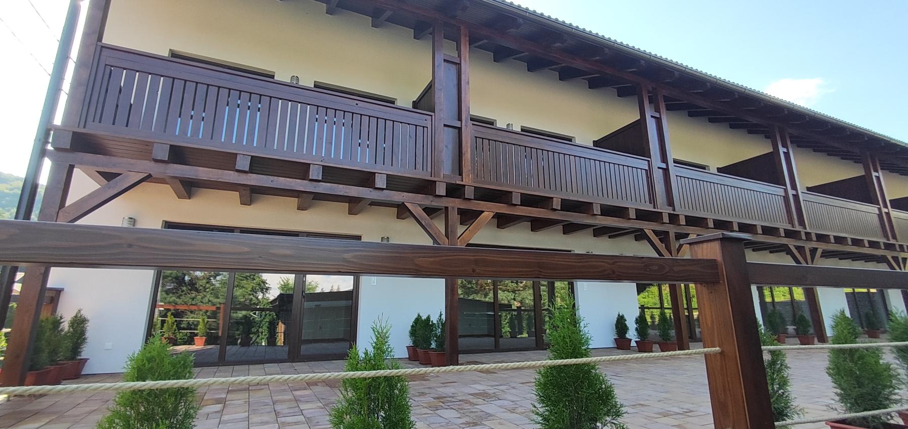 Luxusná novostavba šiestich rodinných domov v radovej zástavbe Domaša-Valkov s výhľadom na vodu, uprostred prírody