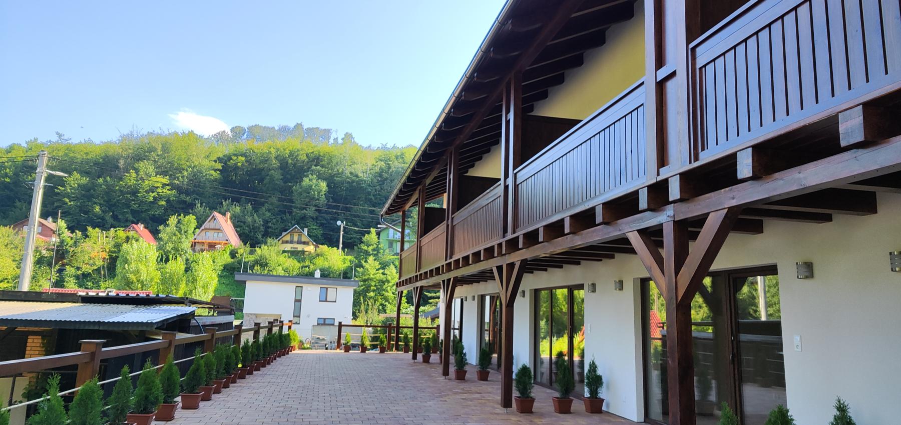 Luxusná novostavba šiestich rodinných domov v radovej zástavbe Domaša-Valkov s výhľadom na vodu, uprostred prírody