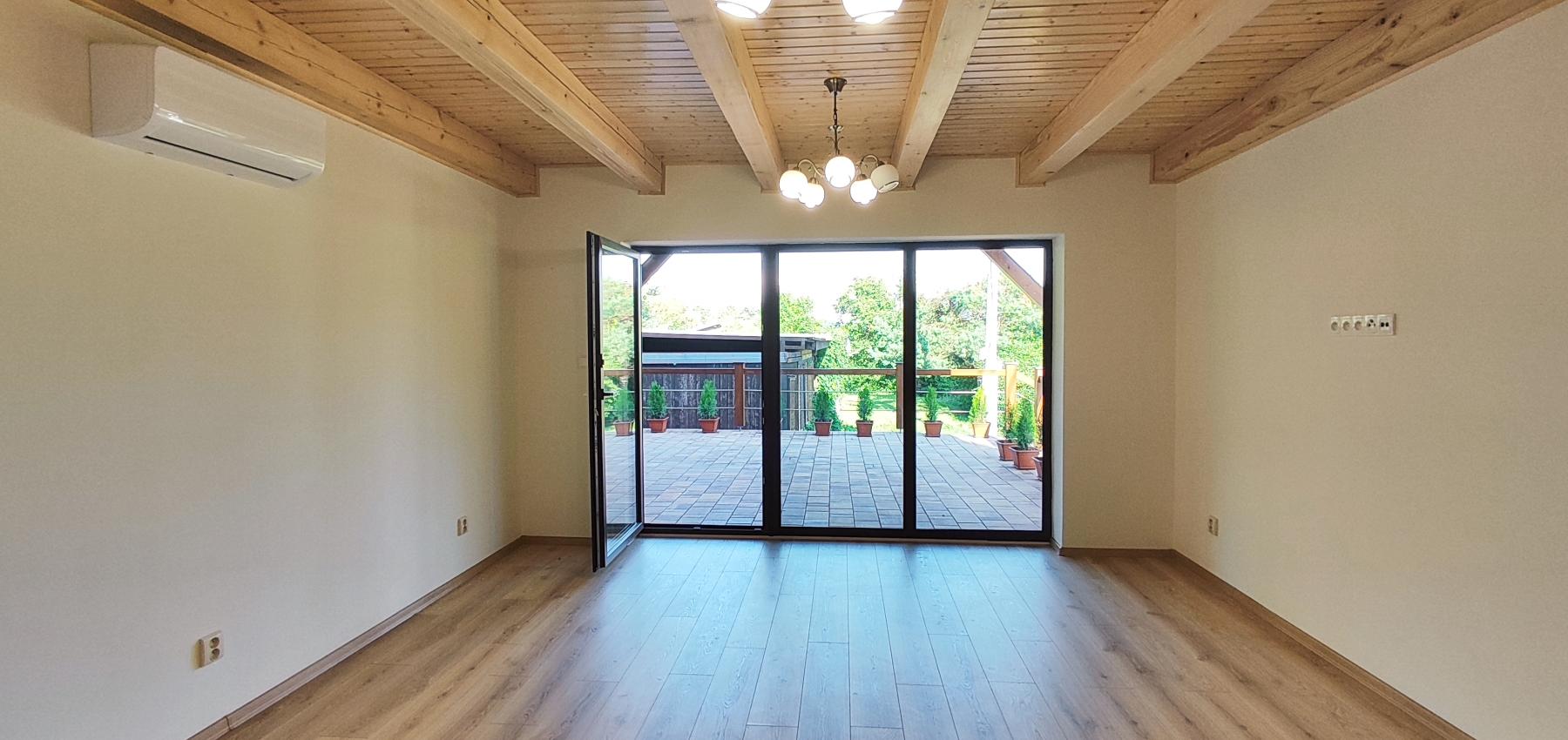 Luxusná novostavba šiestich rodinných domov v radovej zástavbe Domaša-Valkov s výhľadom na vodu, uprostred prírody