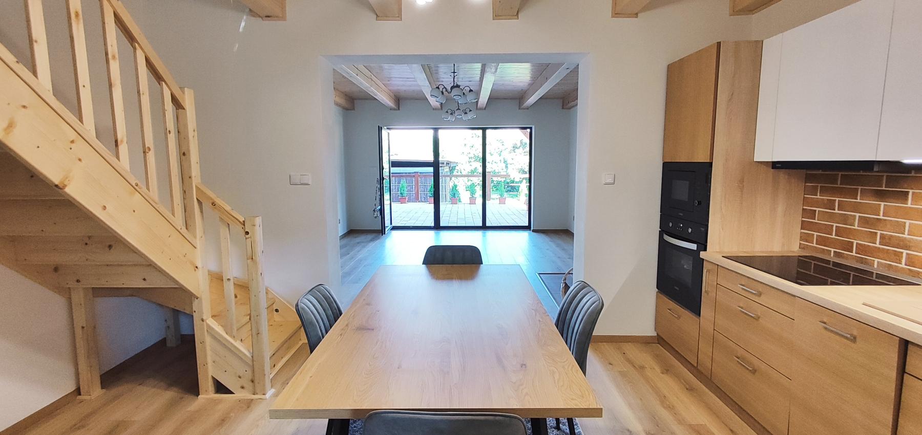 Luxusná novostavba šiestich rodinných domov v radovej zástavbe Domaša-Valkov s výhľadom na vodu, uprostred prírody