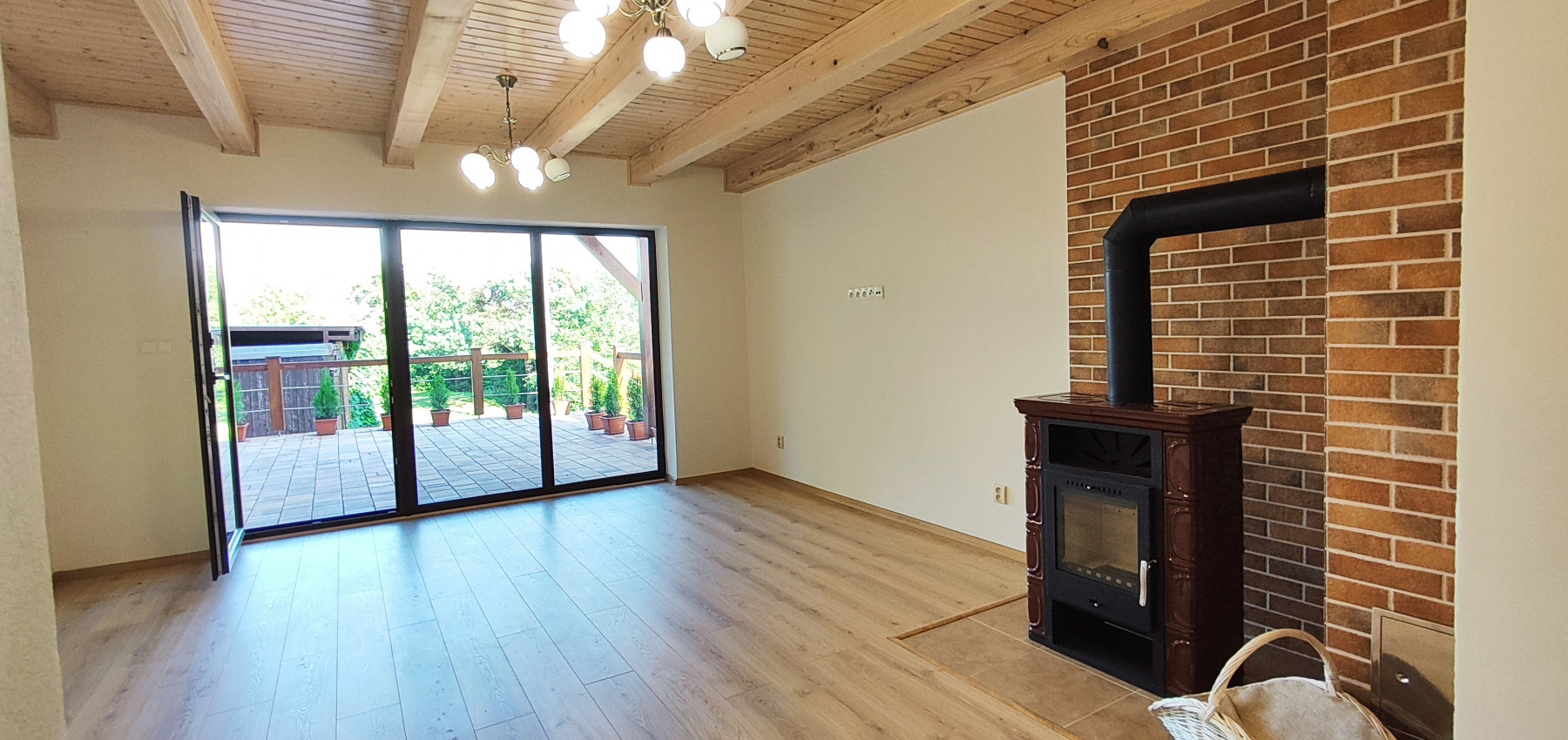 Luxusná novostavba šiestich rodinných domov v radovej zástavbe Domaša-Valkov s výhľadom na vodu, uprostred prírody