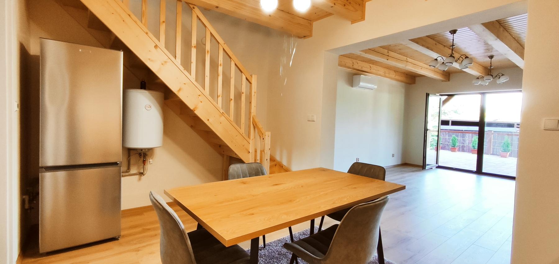 Luxusná novostavba šiestich rodinných domov v radovej zástavbe Domaša-Valkov s výhľadom na vodu, uprostred prírody