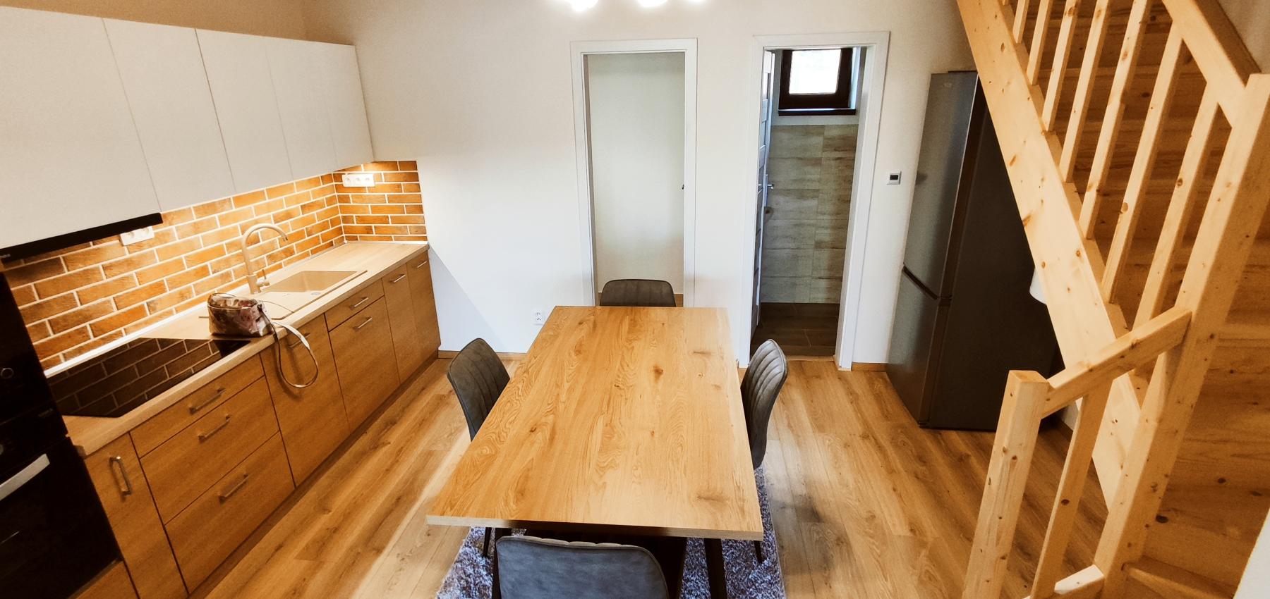 Luxusná novostavba šiestich rodinných domov v radovej zástavbe Domaša-Valkov s výhľadom na vodu, uprostred prírody