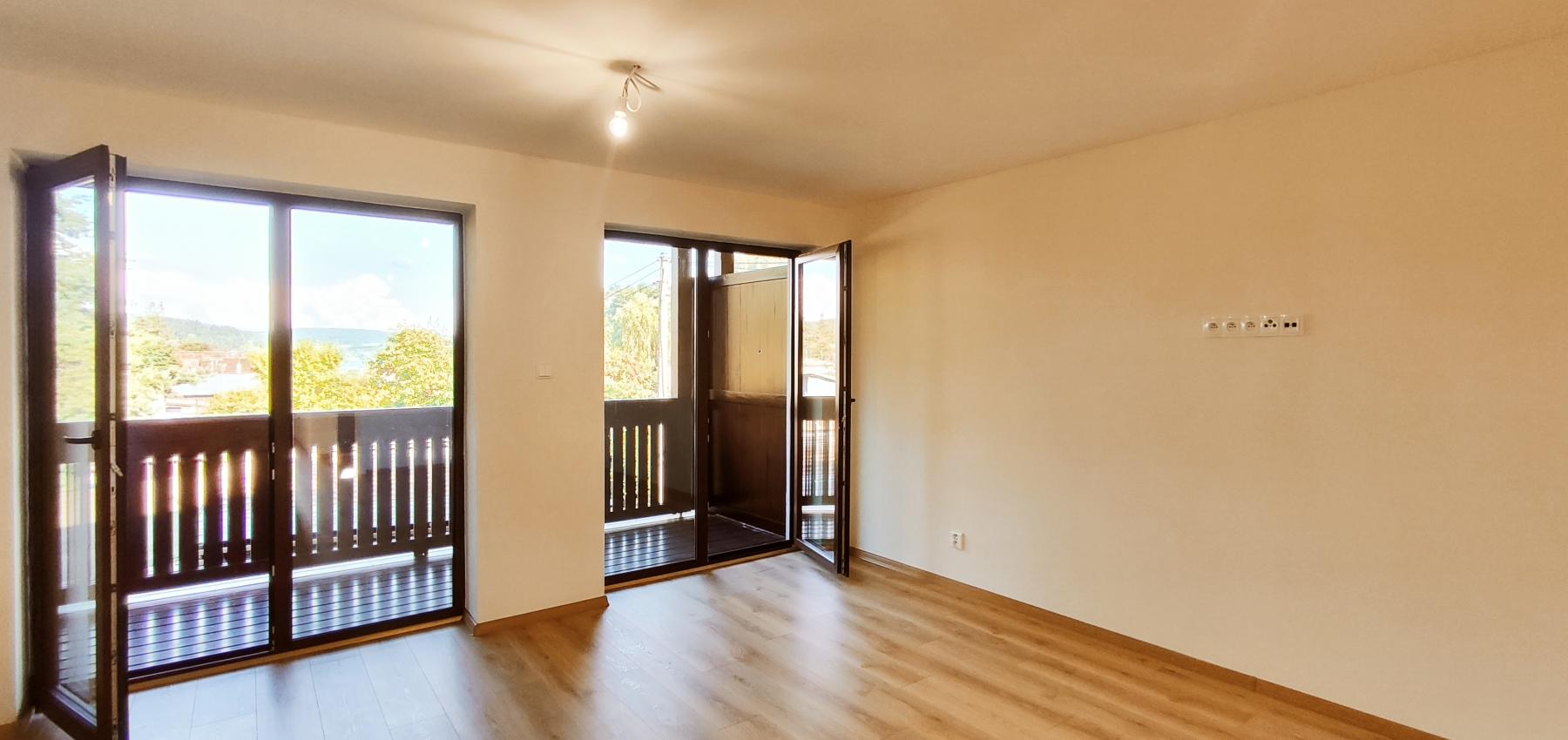 Luxusná novostavba šiestich rodinných domov v radovej zástavbe Domaša-Valkov s výhľadom na vodu, uprostred prírody