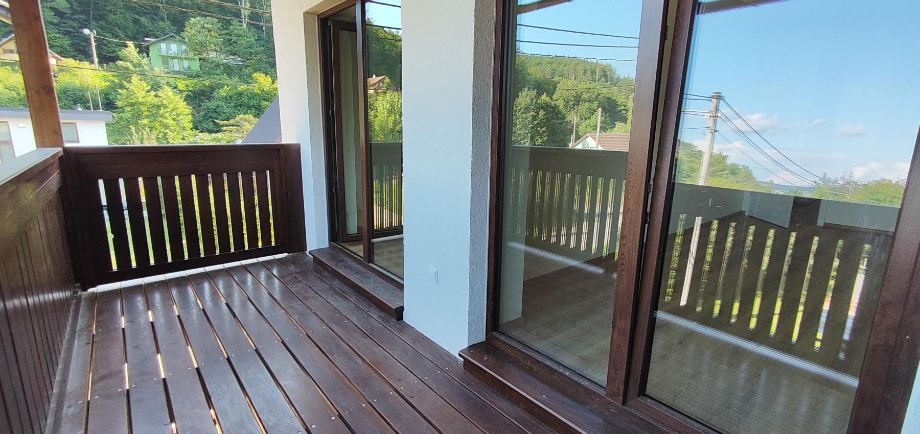 Luxusná novostavba šiestich rodinných domov v radovej zástavbe Domaša-Valkov s výhľadom na vodu, uprostred prírody