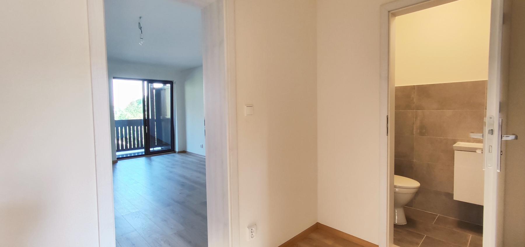 Luxusná novostavba šiestich rodinných domov v radovej zástavbe Domaša-Valkov s výhľadom na vodu, uprostred prírody