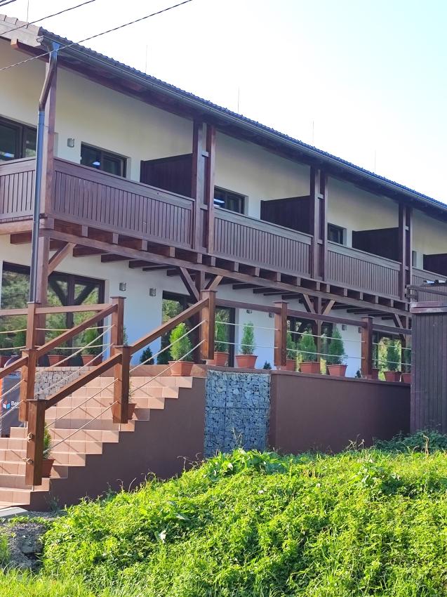 Luxusná novostavba šiestich rodinných domov v radovej zástavbe Domaša-Valkov s výhľadom na vodu, uprostred prírody