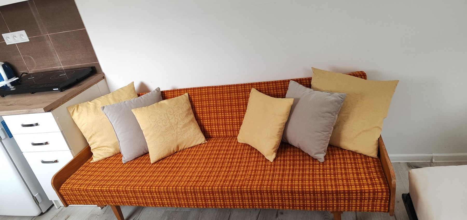 Prenajatý do 1.6.2026.... Malý romantický domček pre jedného, alebo pár, na pozemku 800 m2