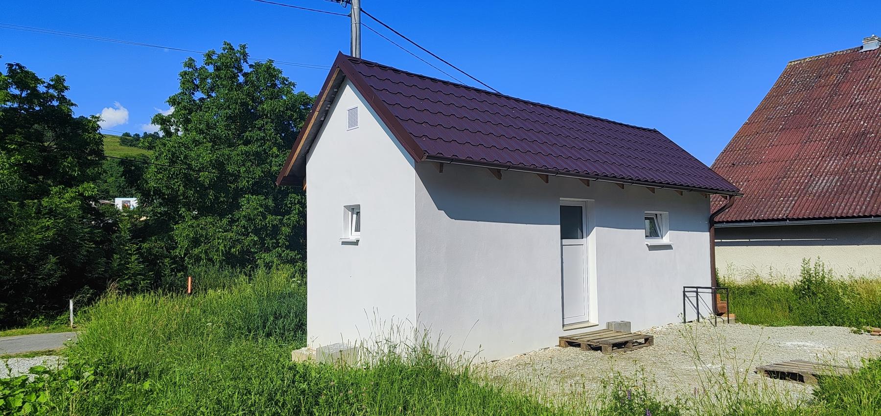 Na predaj rekreačný domček na pozemku 800 m2, vhodnom na výstavbu ďalšieho domu