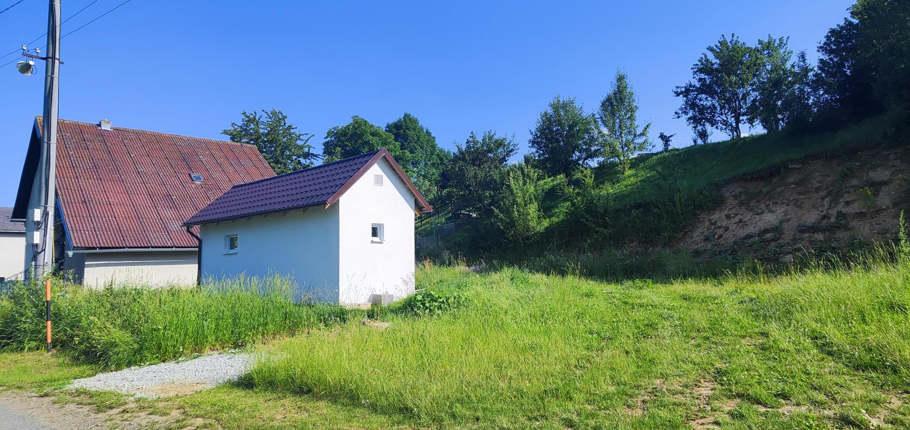 Na predaj rekreačný domček na pozemku 800 m2, vhodnom na výstavbu ďalšieho domu