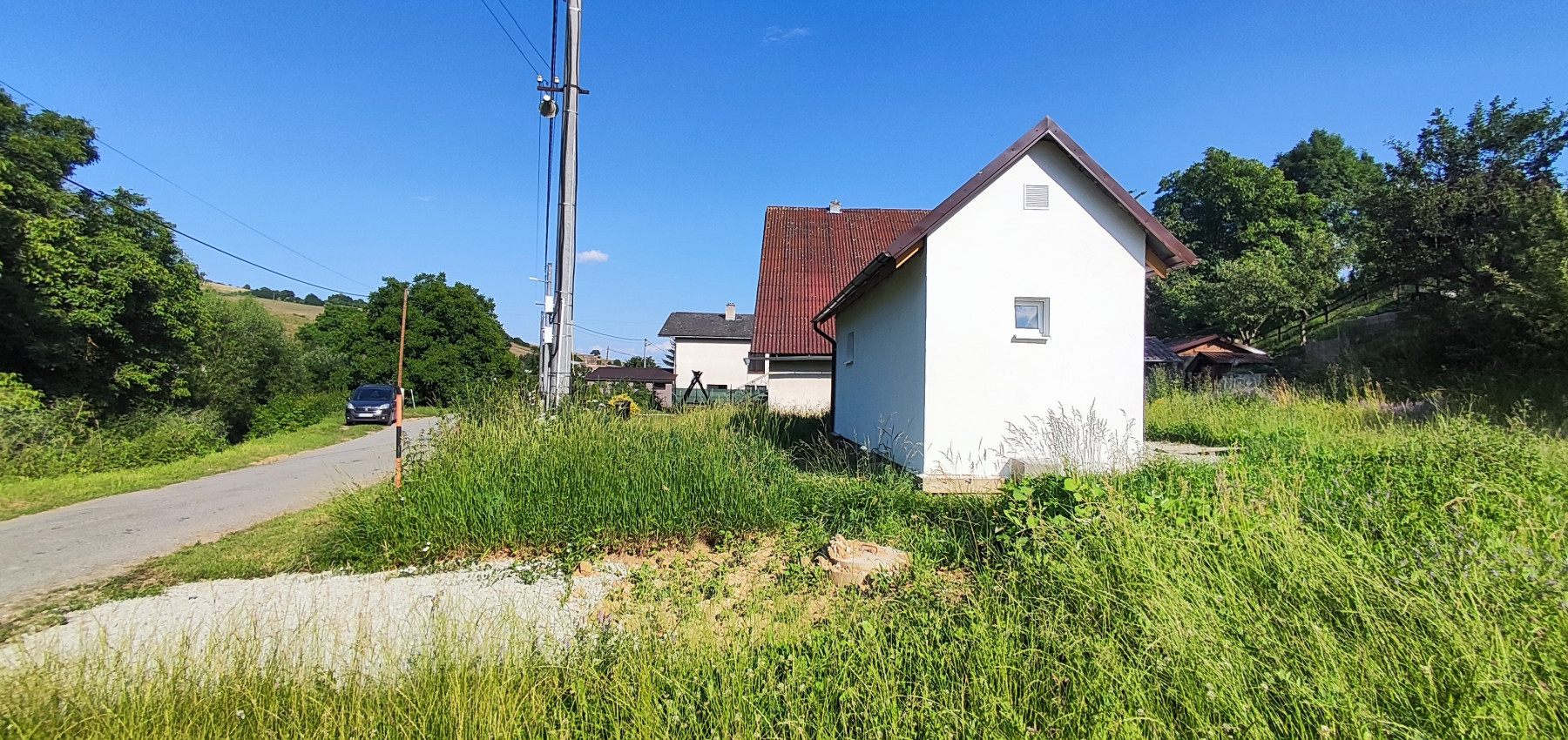 Na predaj rekreačný domček na pozemku 800 m2, vhodnom na výstavbu ďalšieho domu