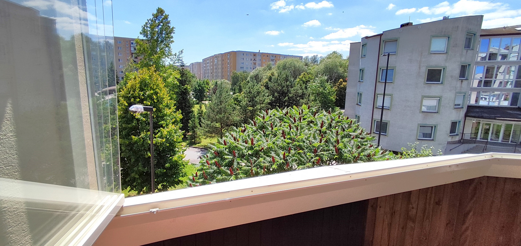 Prenajatý do 1.1.2026 ... Na prenájom skvelý 4 izbový byt v zabývanej novostavbe Tekeľova ulica Ľubotice (za OC MAX), zariadený s garážou, voľný ihneď