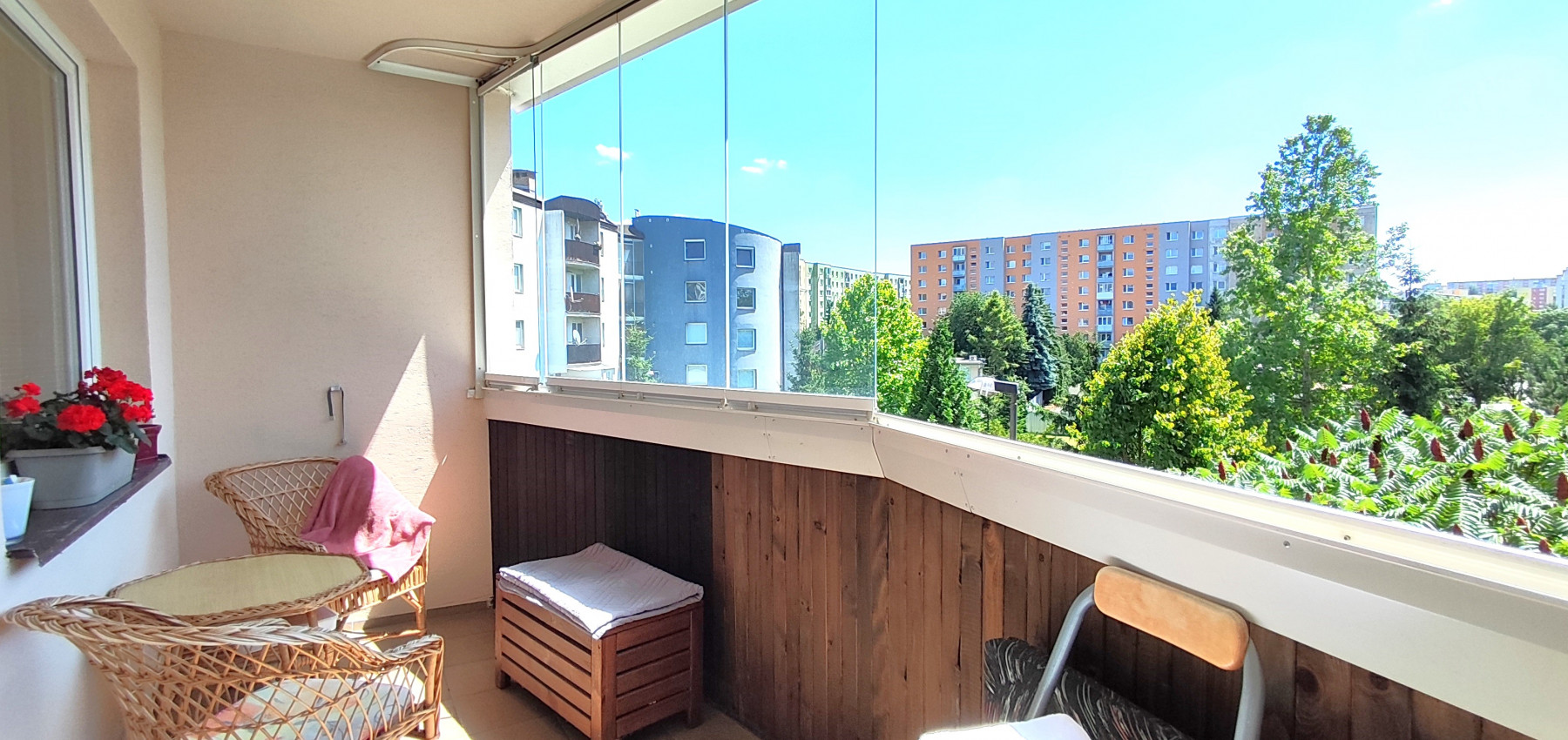 Prenajatý do 1.1.2026 ... Na prenájom skvelý 4 izbový byt v zabývanej novostavbe Tekeľova ulica Ľubotice (za OC MAX), zariadený s garážou, voľný ihneď