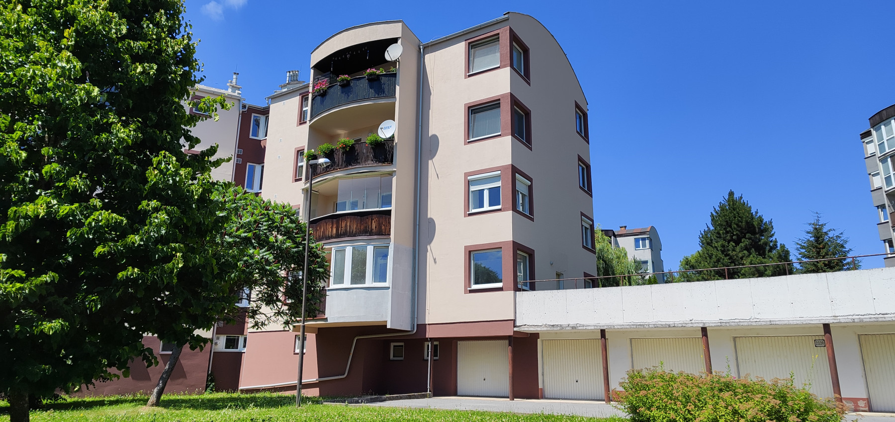 Prenajatý do 1.1.2026 ... Na prenájom skvelý 4 izbový byt v zabývanej novostavbe Tekeľova ulica Ľubotice (za OC MAX), zariadený s garážou, voľný ihneď