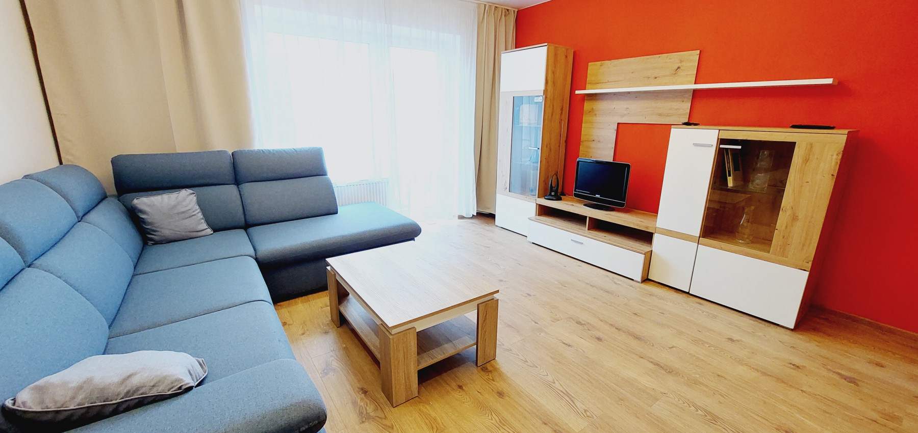 PRENAJATÝ DO 2.12.2026 ... Na prenájom krásny zrekonštruovaný 2 izbový byt s balkónom Budovateľská, zariadený, voľný od 1.9.2024