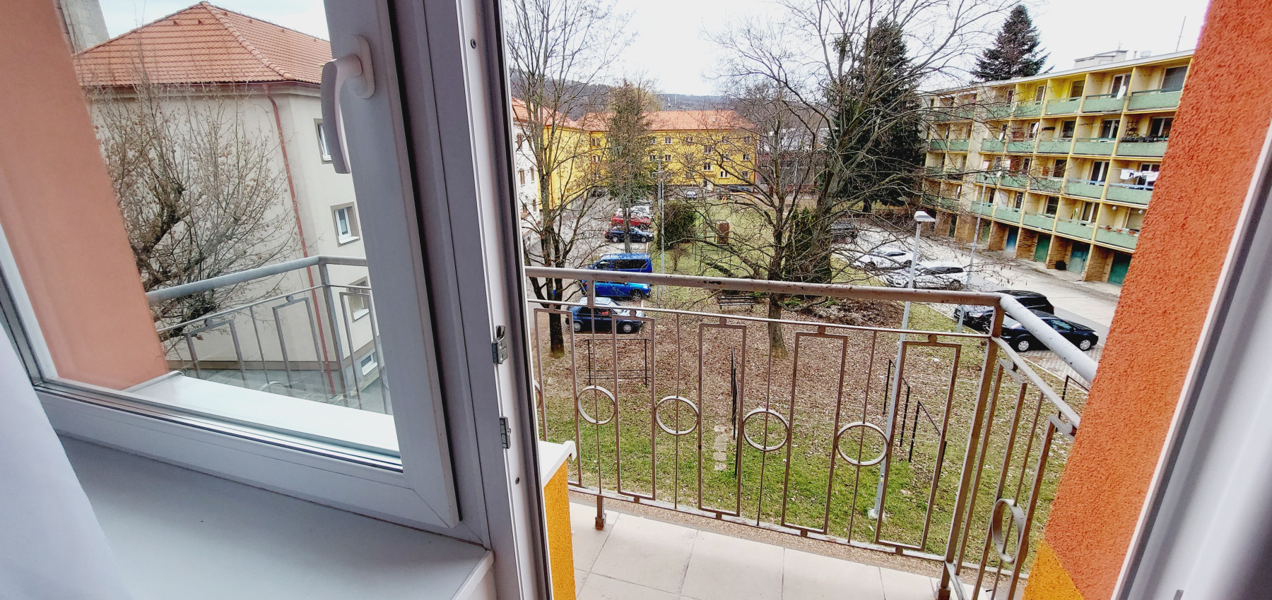 PRENAJATÝ DO 2.12.2026 ... Na prenájom krásny zrekonštruovaný 2 izbový byt s balkónom Budovateľská, zariadený, voľný od 1.9.2024