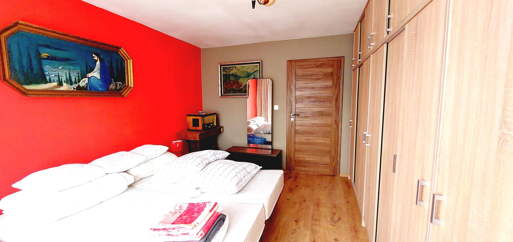 PRENAJATÝ DO 2.12.2026 ... Na prenájom krásny zrekonštruovaný 2 izbový byt s balkónom Budovateľská, zariadený, voľný od 1.9.2024