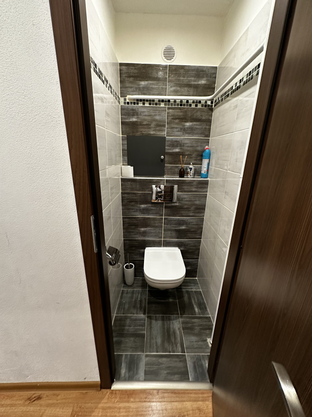 Prenajatý do 1.10.2026 ... Na prenájom krásny zrekonštruovaný 2 izbový byt s balkónom Obrancov mieru, zariadený