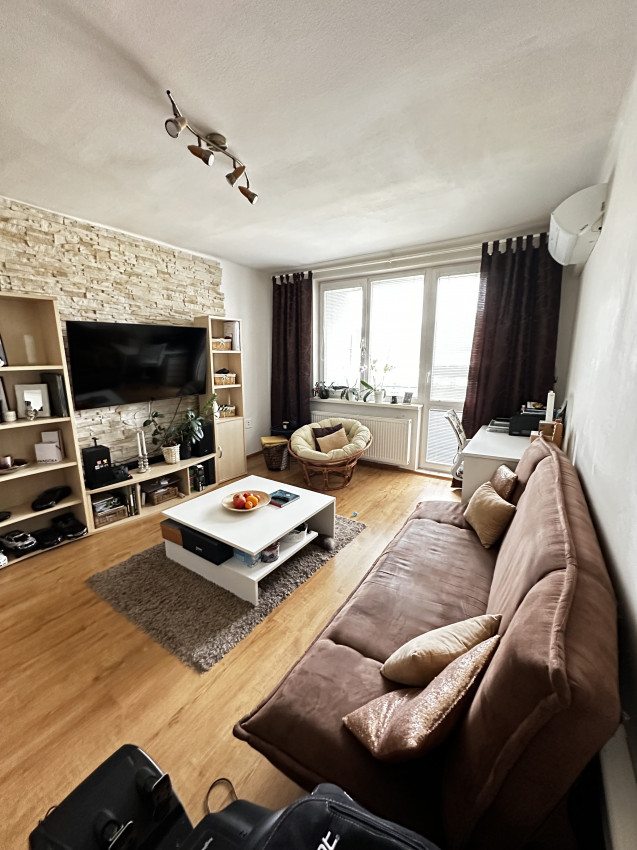 Prenajatý do 1.10.2026 ... Na prenájom krásny zrekonštruovaný 2 izbový byt s balkónom Obrancov mieru, zariadený