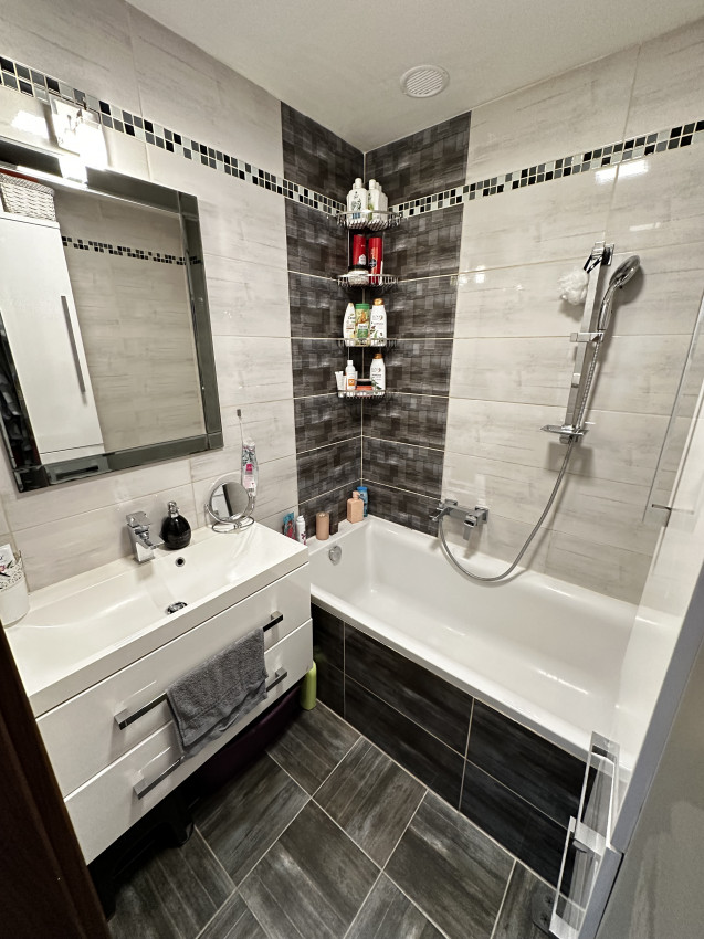 Prenajatý do 1.10.2026 ... Na prenájom krásny zrekonštruovaný 2 izbový byt s balkónom Obrancov mieru, zariadený