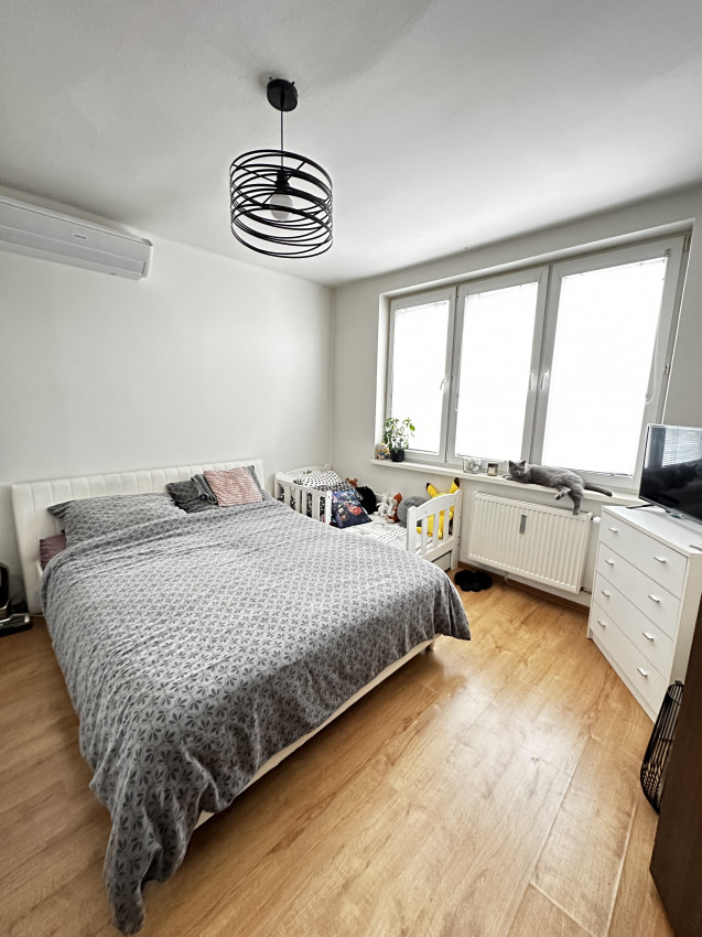 Prenajatý do 1.10.2026 ... Na prenájom krásny zrekonštruovaný 2 izbový byt s balkónom Obrancov mieru, zariadený