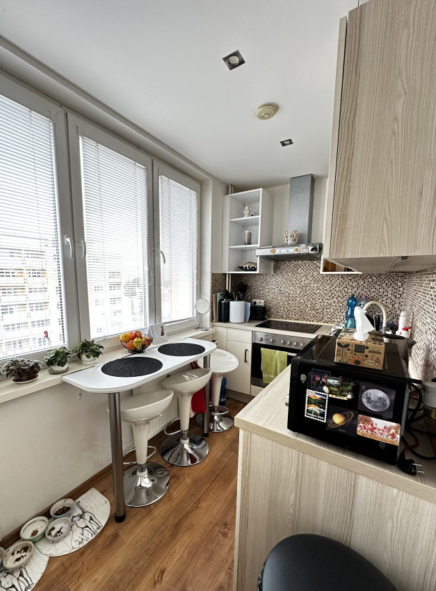 Prenajatý do 1.10.2026 ... Na prenájom krásny zrekonštruovaný 2 izbový byt s balkónom Obrancov mieru, zariadený