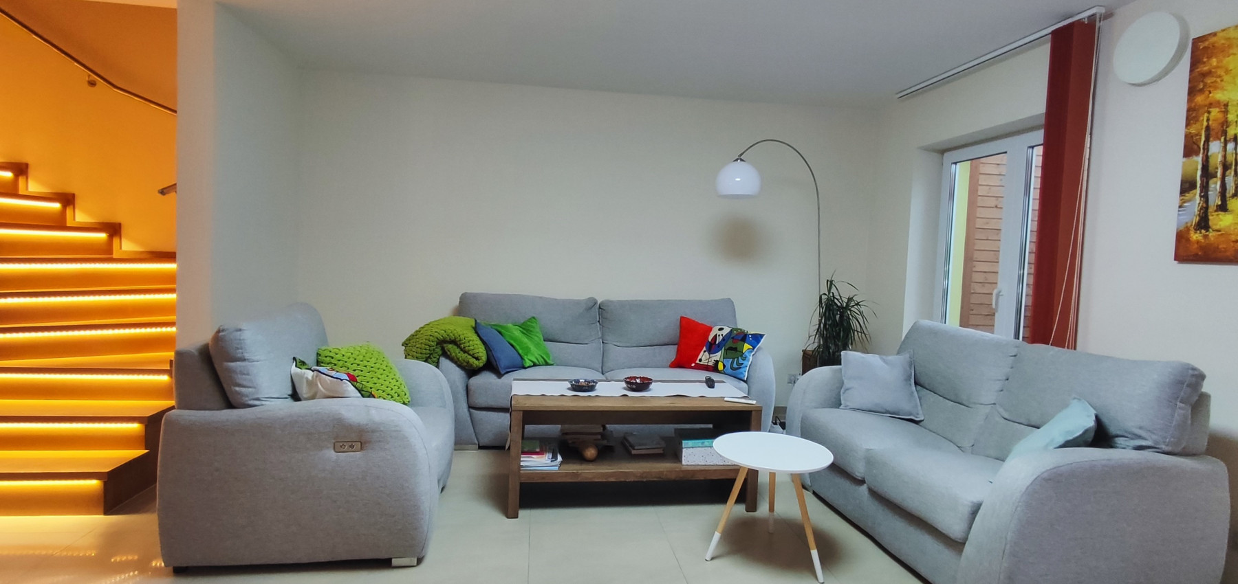 Skvelý 4 izbový poschodový dom Tichá Dolina ulica Pri Delni, zabývaná novostavba z roku 2014, čiastočne zariadený