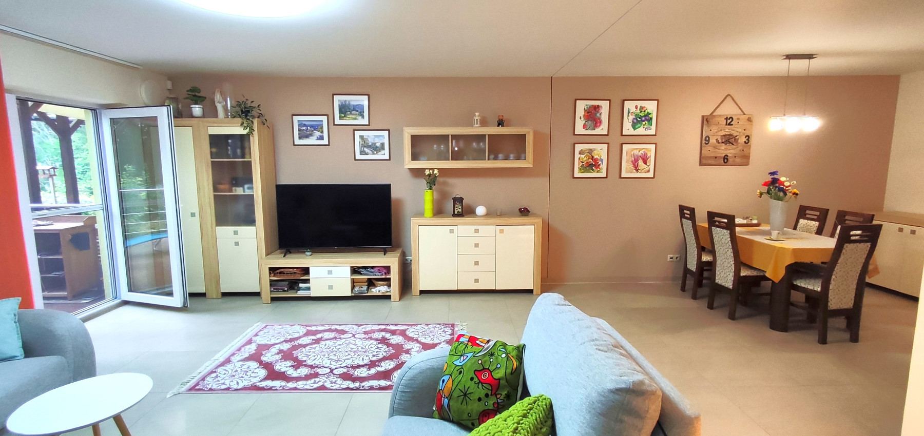 Skvelý 4 izbový poschodový dom Tichá Dolina ulica Pri Delni, zabývaná novostavba z roku 2014, čiastočne zariadený