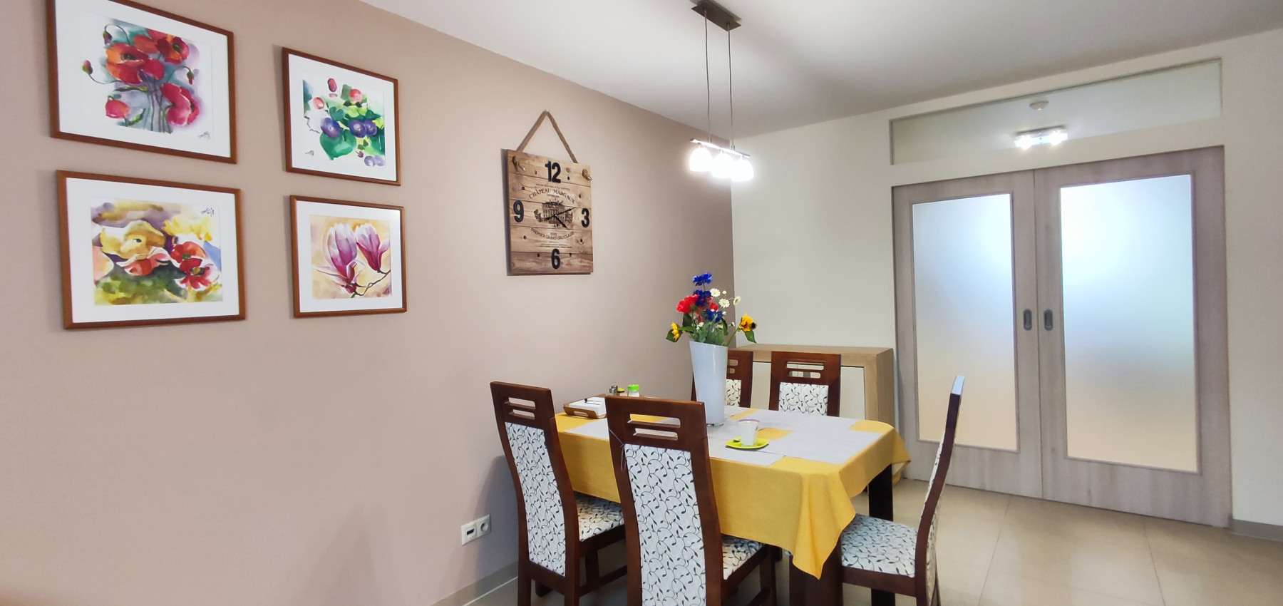 Skvelý 4 izbový poschodový dom Tichá Dolina ulica Pri Delni, zabývaná novostavba z roku 2014, čiastočne zariadený