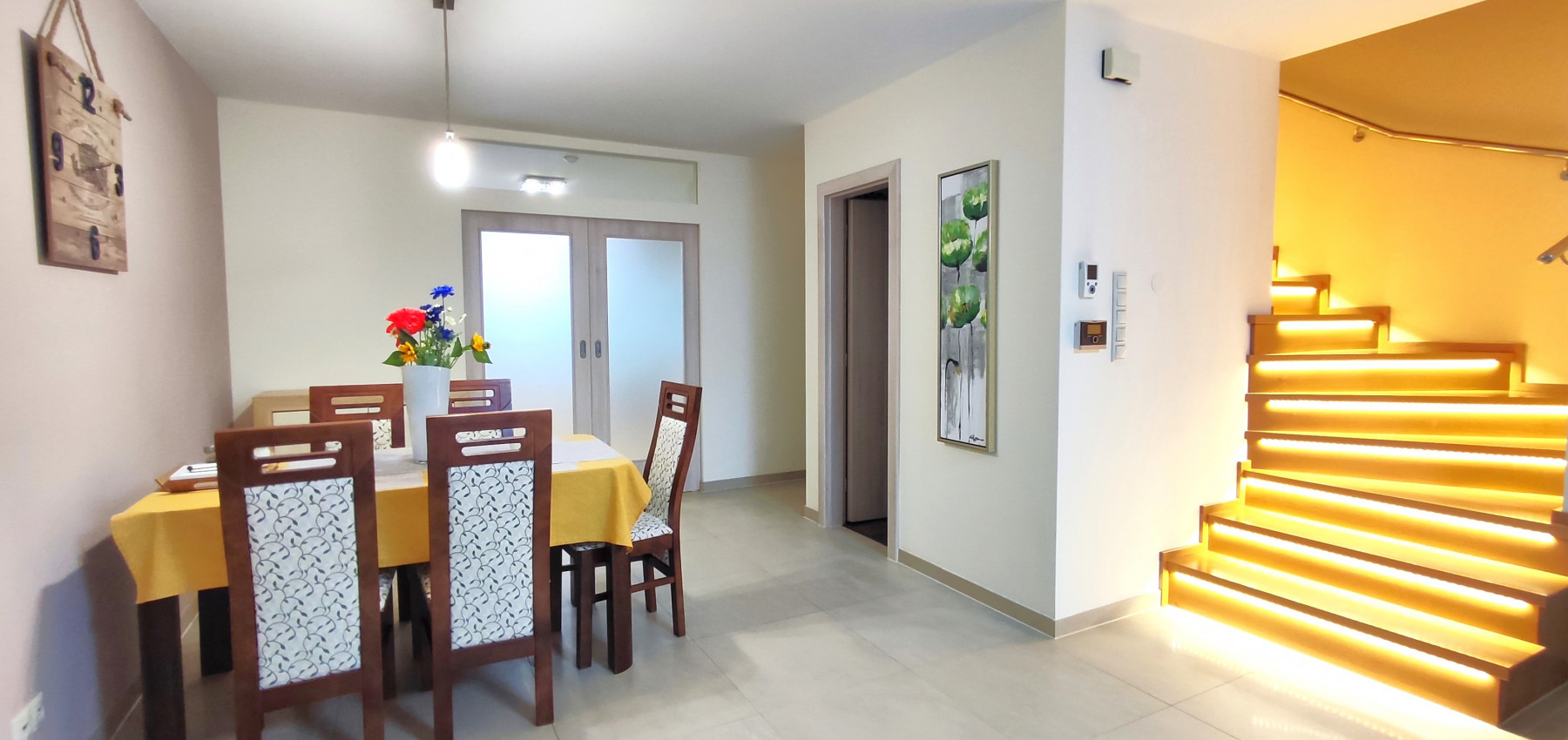 Skvelý 4 izbový poschodový dom Tichá Dolina ulica Pri Delni, zabývaná novostavba z roku 2014, čiastočne zariadený