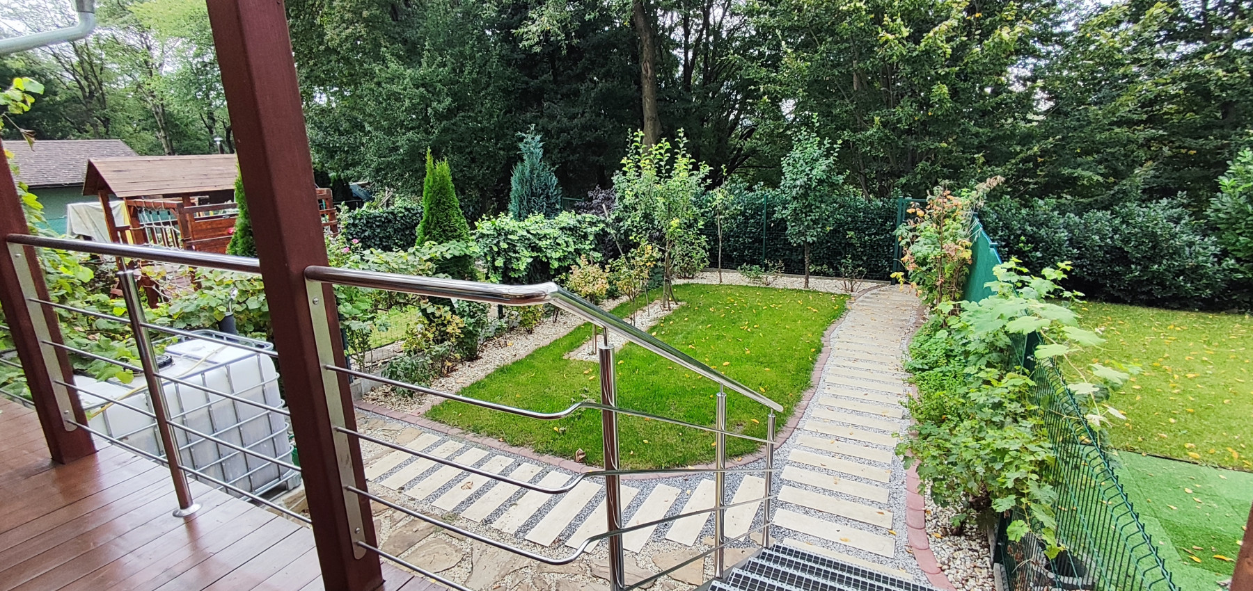 Skvelý 4 izbový poschodový dom Tichá Dolina ulica Pri Delni, zabývaná novostavba z roku 2014, čiastočne zariadený