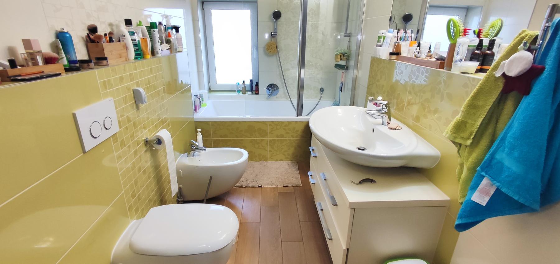 Skvelý 4 izbový poschodový dom Tichá Dolina ulica Pri Delni, zabývaná novostavba z roku 2014, čiastočne zariadený