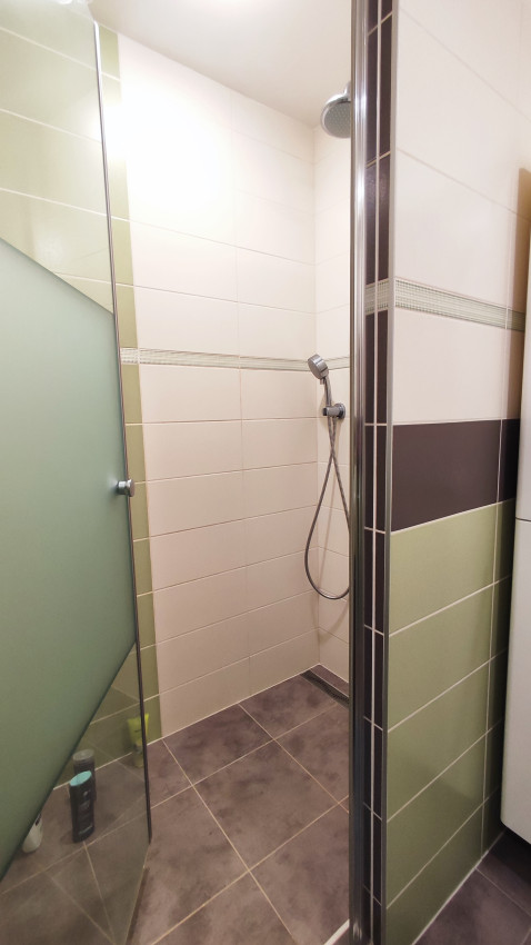 Skvelý 4 izbový poschodový dom Tichá Dolina ulica Pri Delni, zabývaná novostavba z roku 2014, čiastočne zariadený