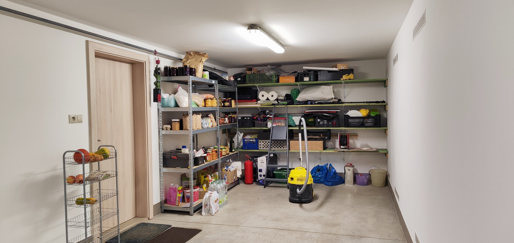 Skvelý 4 izbový poschodový dom Tichá Dolina ulica Pri Delni, zabývaná novostavba z roku 2014, čiastočne zariadený