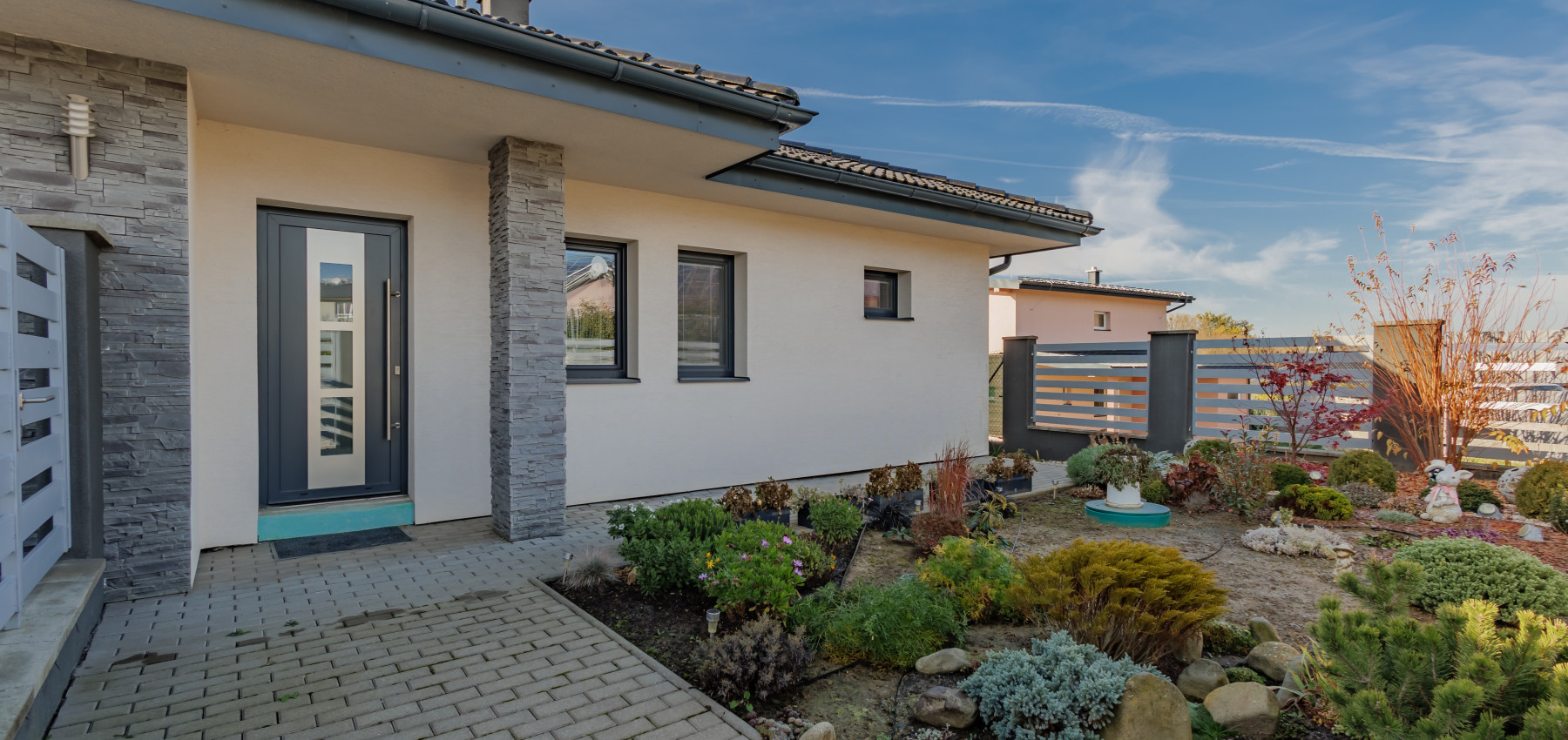 REZERVOVANÝ.....Luxusný dom so záhradou a dvojgarážou, kompletne zariadený, zabývaná novostavba