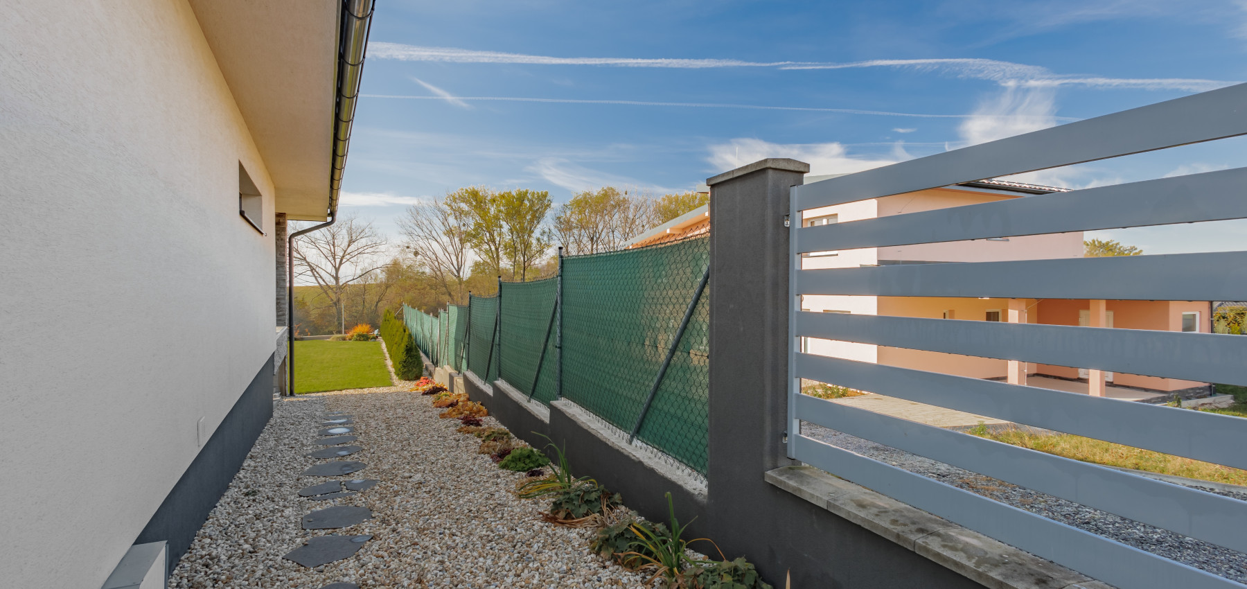 REZERVOVANÝ.....Luxusný dom so záhradou a dvojgarážou, kompletne zariadený, zabývaná novostavba