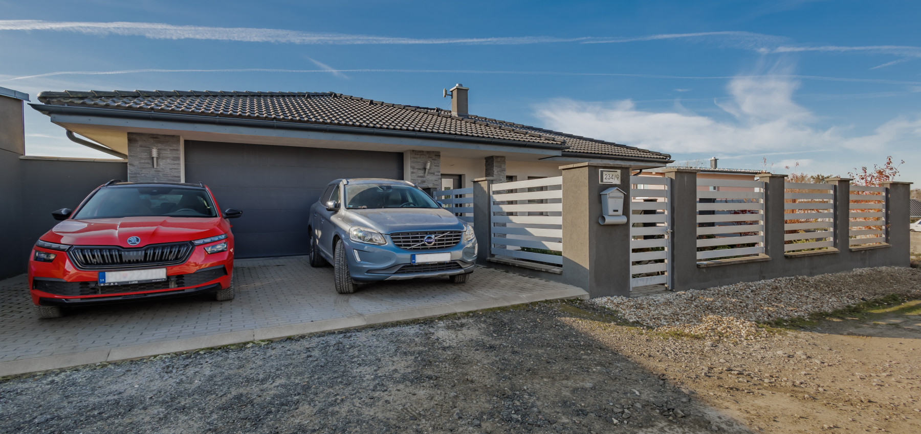 REZERVOVANÝ.....Luxusný dom so záhradou a dvojgarážou, kompletne zariadený, zabývaná novostavba