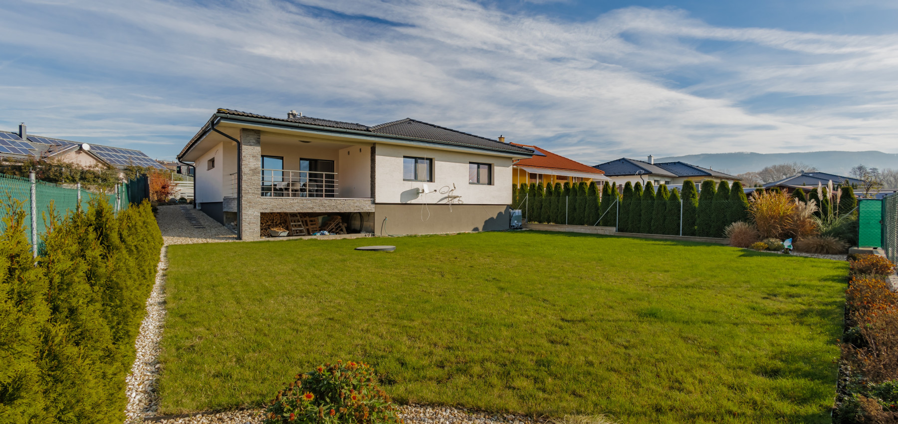 REZERVOVANÝ.....Luxusný dom so záhradou a dvojgarážou, kompletne zariadený, zabývaná novostavba