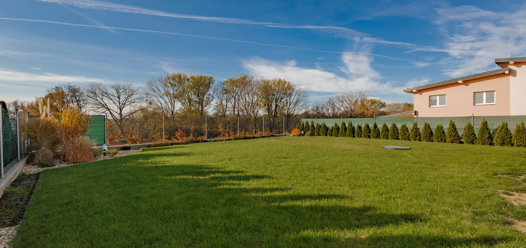 REZERVOVANÝ.....Luxusný dom so záhradou a dvojgarážou, kompletne zariadený, zabývaná novostavba