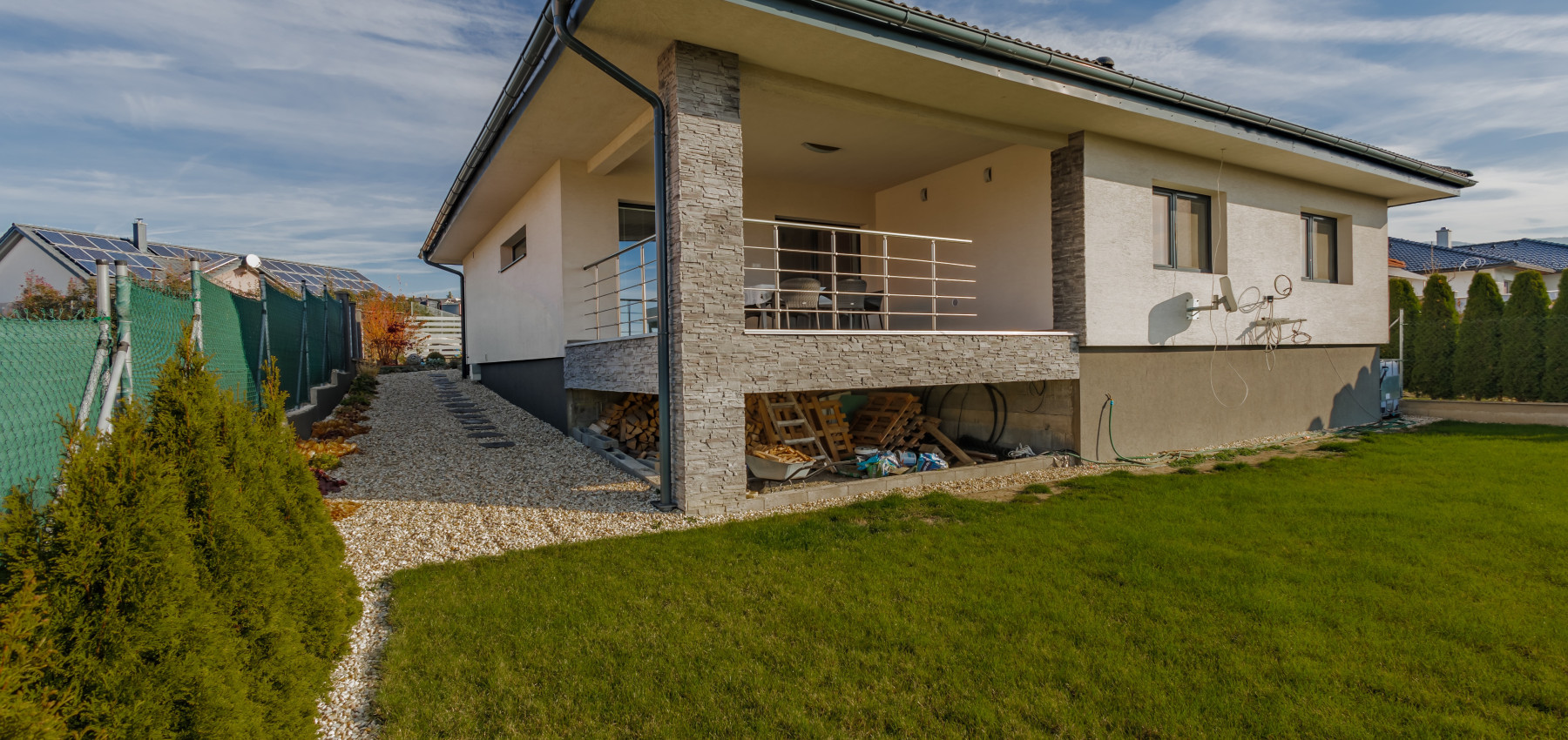 REZERVOVANÝ.....Luxusný dom so záhradou a dvojgarážou, kompletne zariadený, zabývaná novostavba