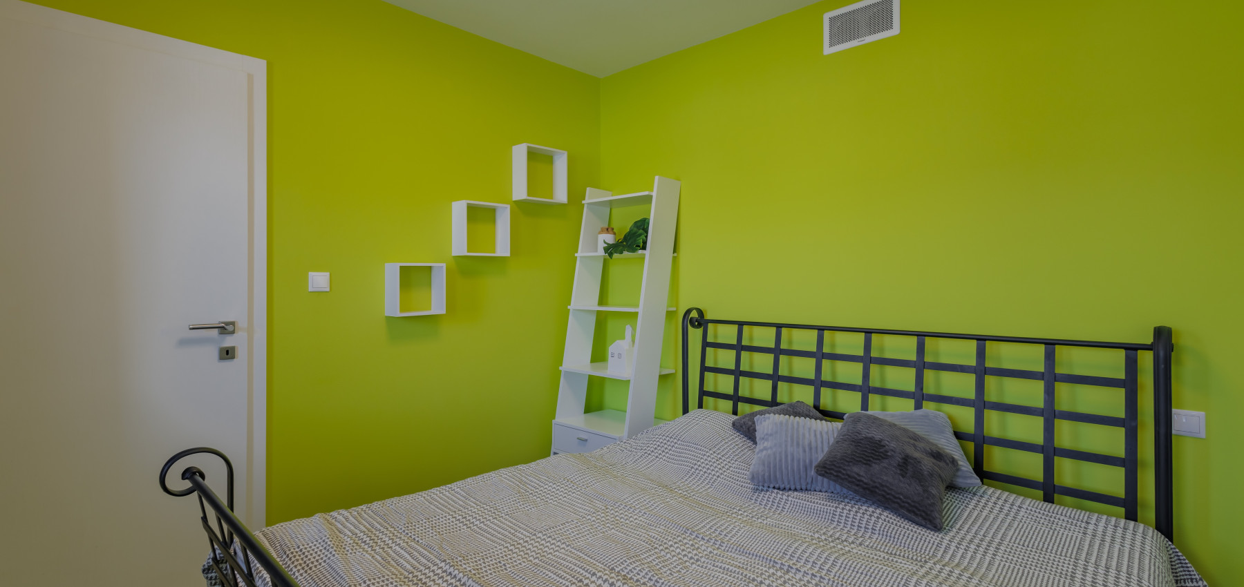 REZERVOVANÝ.....Luxusný dom so záhradou a dvojgarážou, kompletne zariadený, zabývaná novostavba