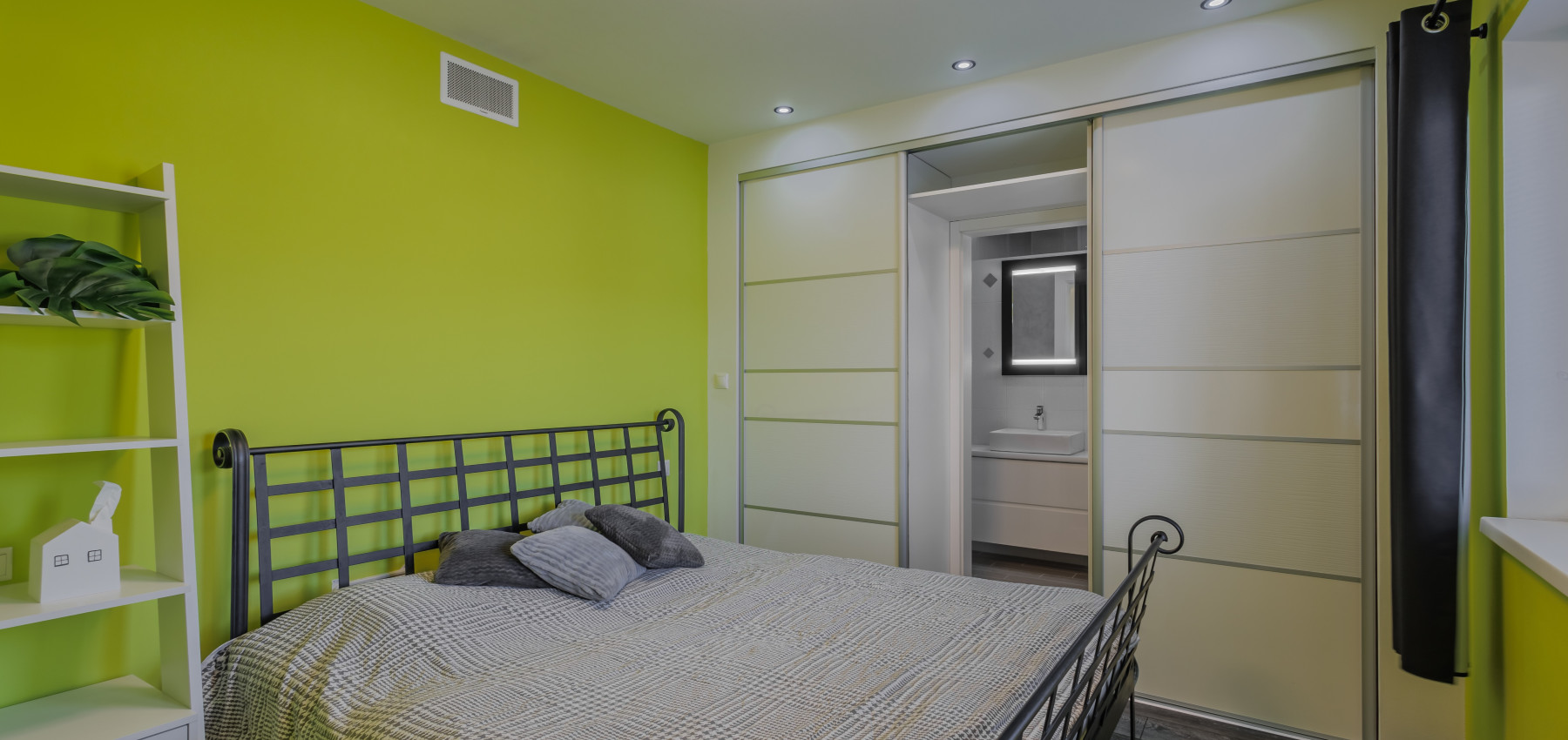 REZERVOVANÝ.....Luxusný dom so záhradou a dvojgarážou, kompletne zariadený, zabývaná novostavba