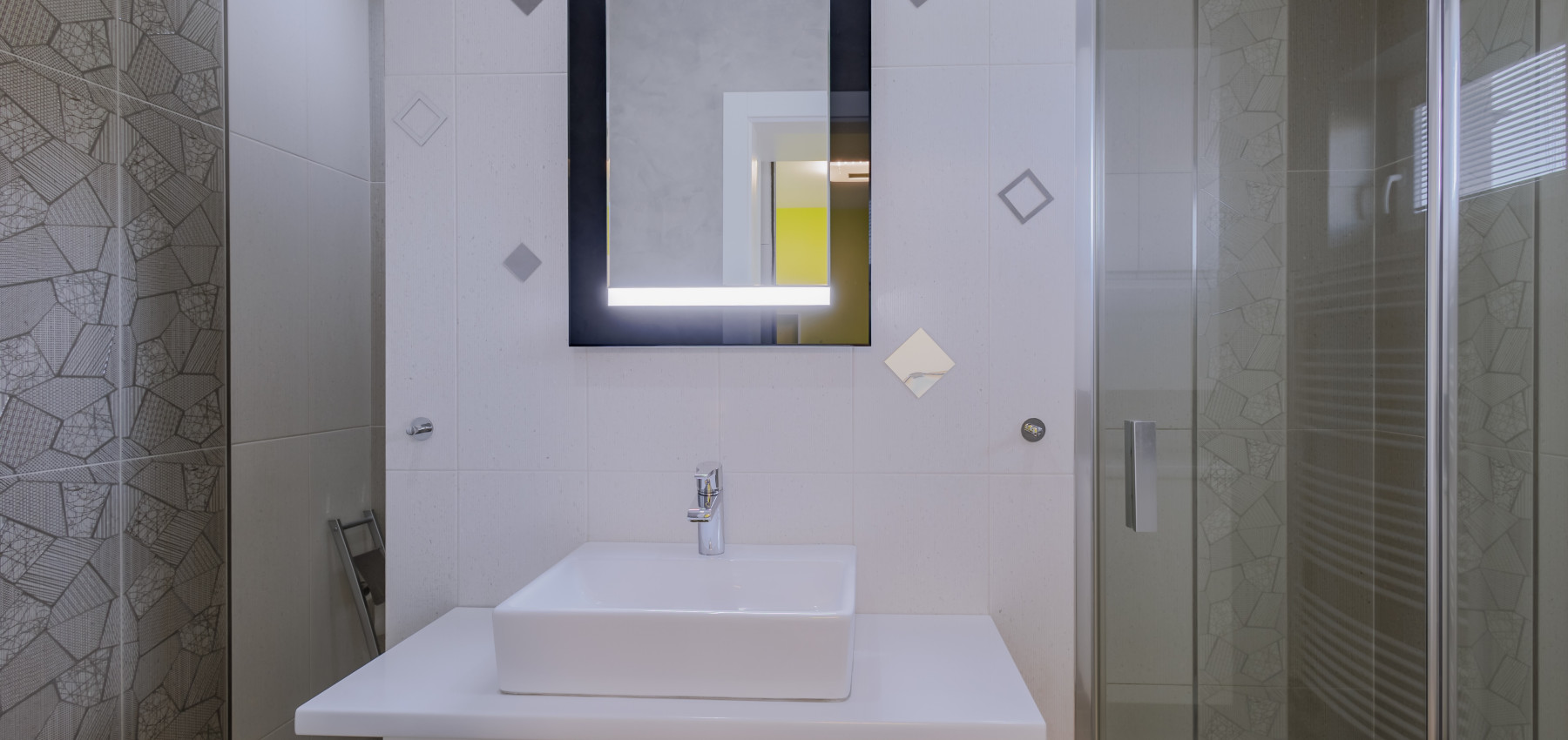 REZERVOVANÝ.....Luxusný dom so záhradou a dvojgarážou, kompletne zariadený, zabývaná novostavba