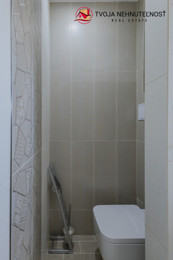 REZERVOVANÝ.....Luxusný dom so záhradou a dvojgarážou, kompletne zariadený, zabývaná novostavba