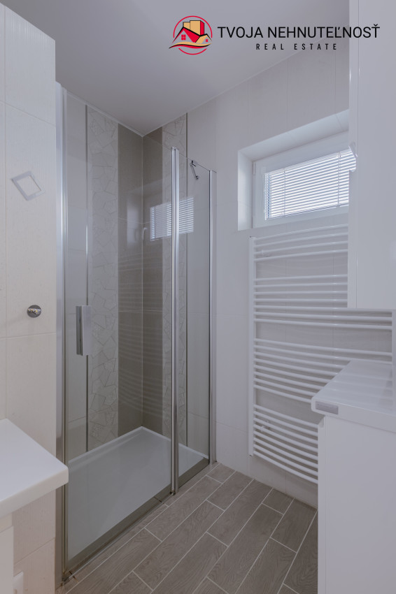 REZERVOVANÝ.....Luxusný dom so záhradou a dvojgarážou, kompletne zariadený, zabývaná novostavba