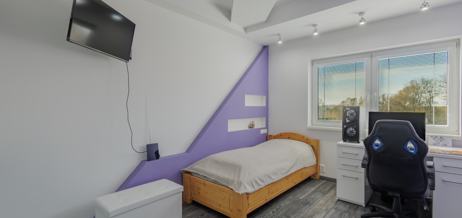 REZERVOVANÝ.....Luxusný dom so záhradou a dvojgarážou, kompletne zariadený, zabývaná novostavba