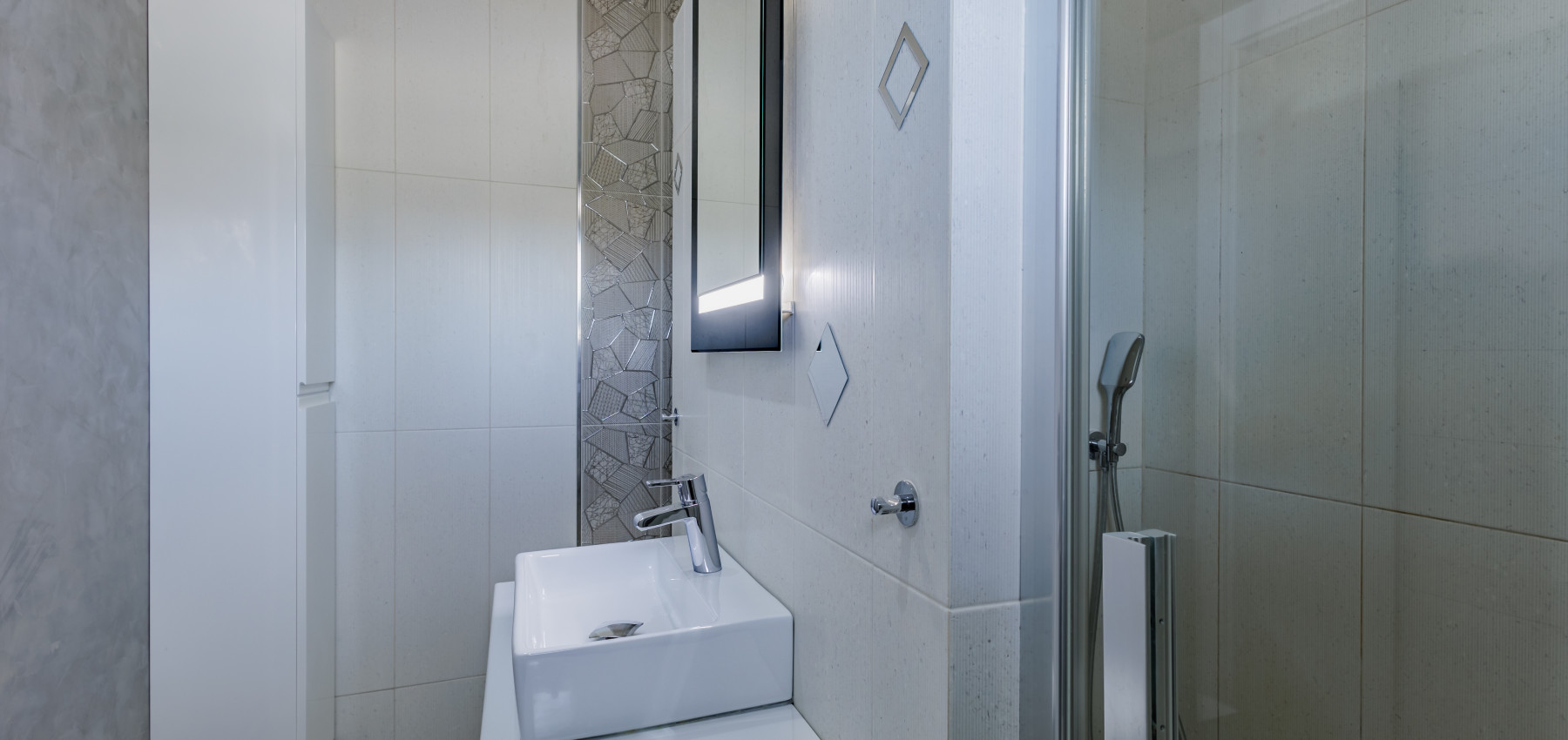 REZERVOVANÝ.....Luxusný dom so záhradou a dvojgarážou, kompletne zariadený, zabývaná novostavba