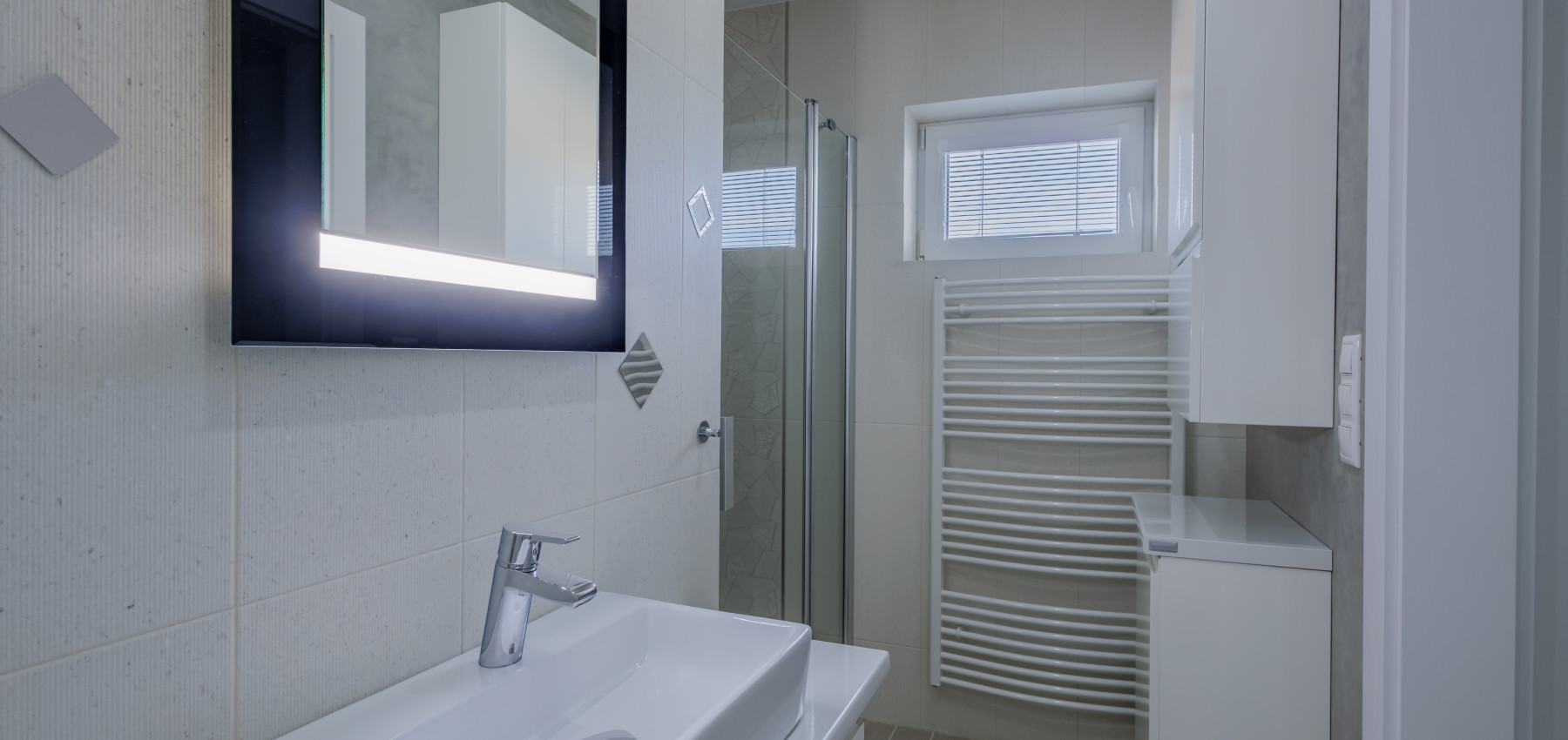 REZERVOVANÝ.....Luxusný dom so záhradou a dvojgarážou, kompletne zariadený, zabývaná novostavba